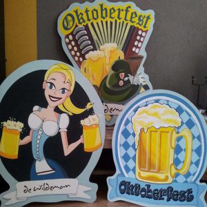 oktoberfeest borden met bier meisje en accordeon